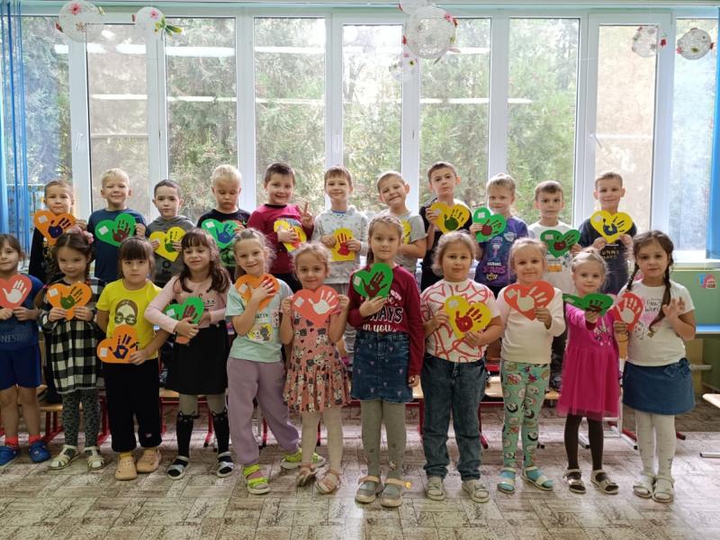 С Днём отца своих любимых пап поздравляют наши воспитанники!