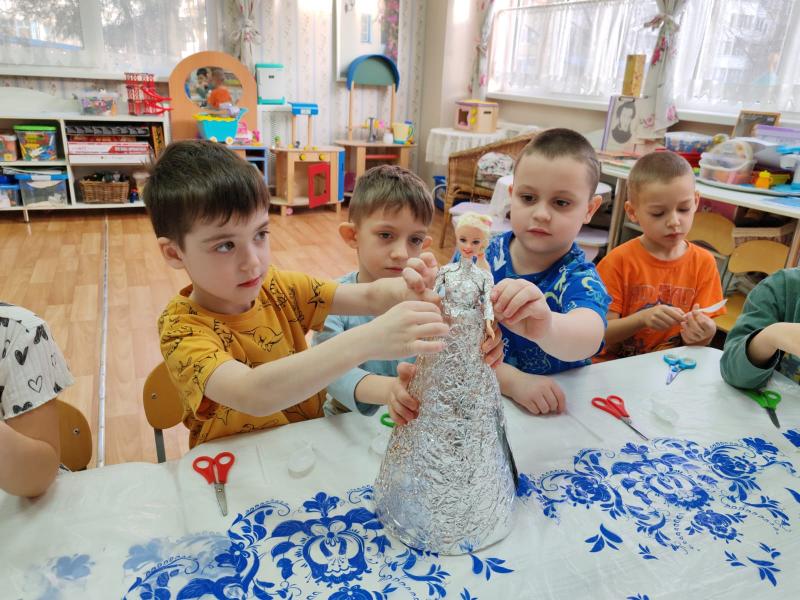 КОНСТРУИРОВАНИЕ ИЗ БРОСОВОГО МАТЕРИАЛА: «СНЕЖНАЯ КОРОЛЕВА»