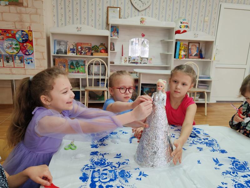 КОНСТРУИРОВАНИЕ ИЗ БРОСОВОГО МАТЕРИАЛА: «СНЕЖНАЯ КОРОЛЕВА»