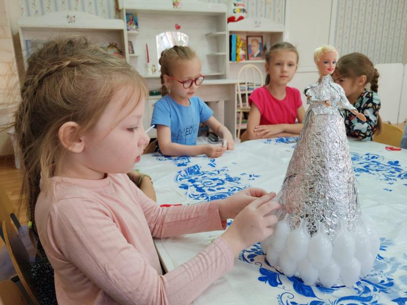 КОНСТРУИРОВАНИЕ ИЗ БРОСОВОГО МАТЕРИАЛА: «СНЕЖНАЯ КОРОЛЕВА»