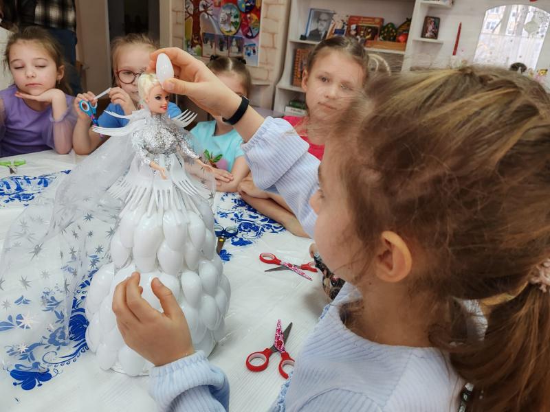 КОНСТРУИРОВАНИЕ ИЗ БРОСОВОГО МАТЕРИАЛА: «СНЕЖНАЯ КОРОЛЕВА»